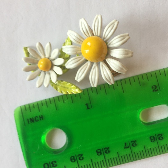 Vintage daisy pin / brooch - Picture 2 of 3